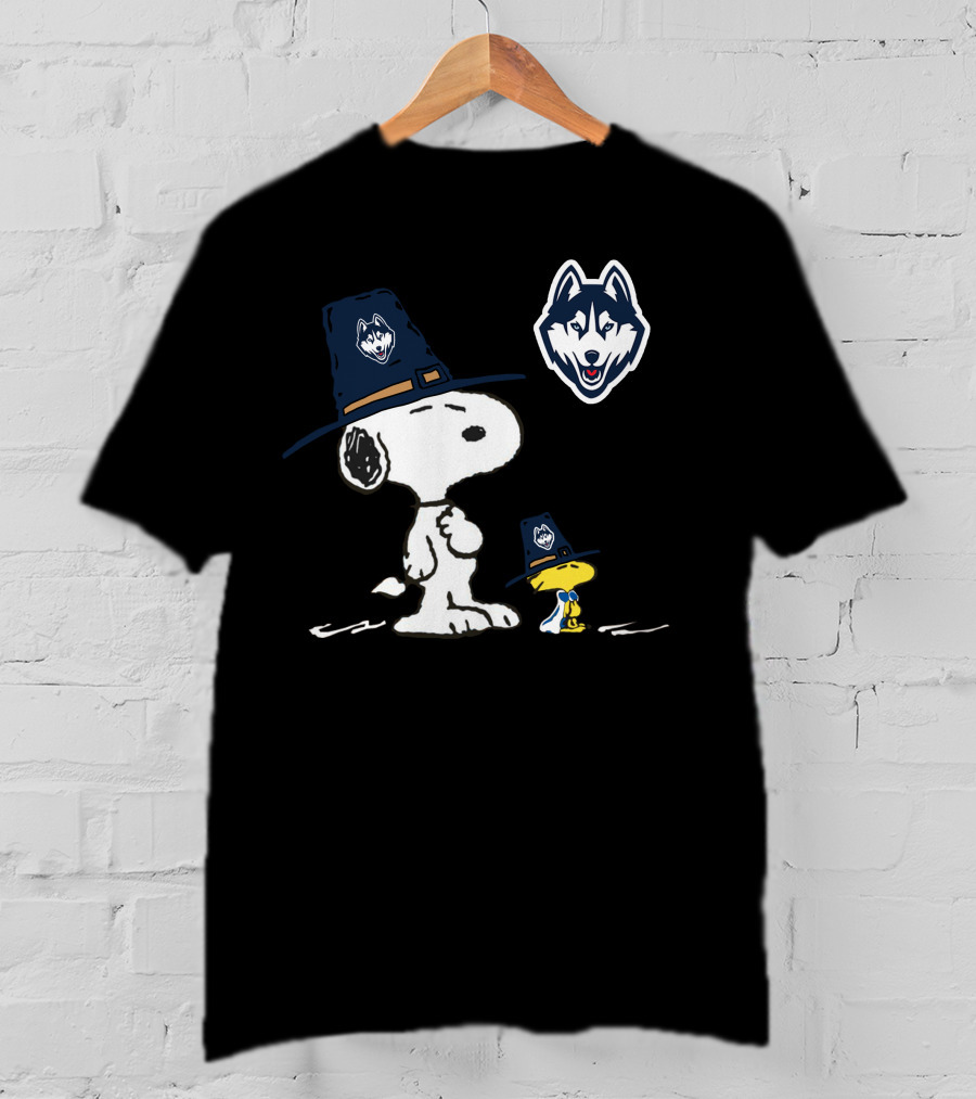 UConn Huskies Snoopy And Woodstock In Pilgrim Hats T-Shirt