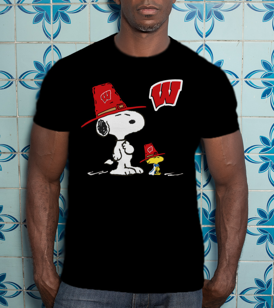 Wisconsin Badgers Snoopy Woodstock Pilgrim Hats T-Shirt