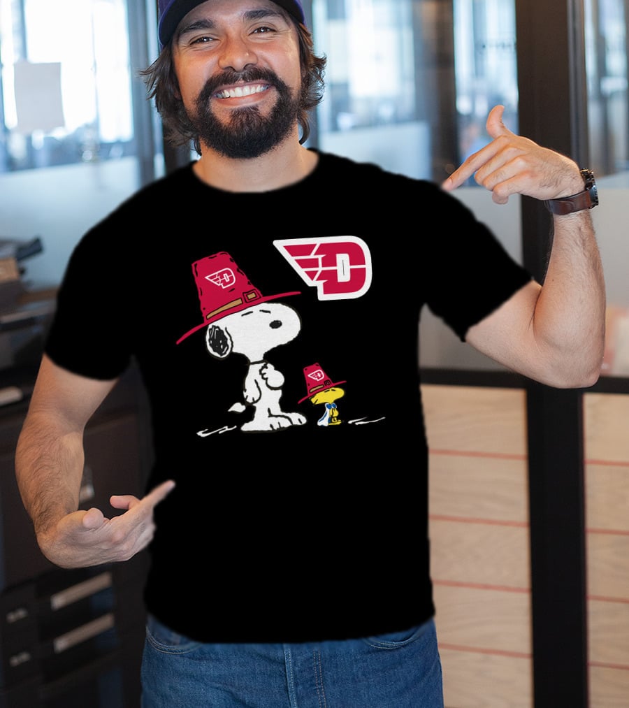 Dayton Flyers Snoopy And Woodstock Pilgrim Hats T-Shirt