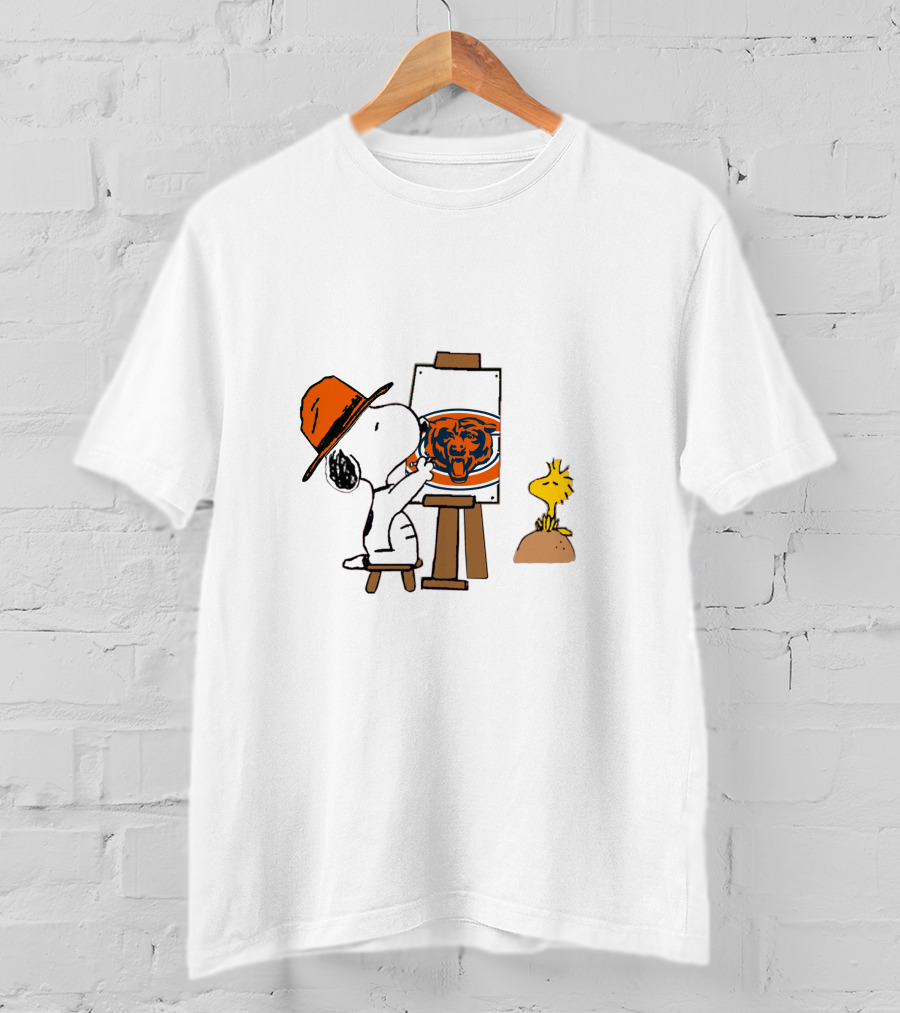 Snoopy Painting Chicago Bears Logo With Woodstock T-Shirt
