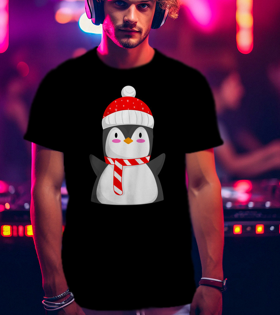 Pinguine Christmas Winter Penguin With Red Snowy Hat And Striped Scarf T-Shirt