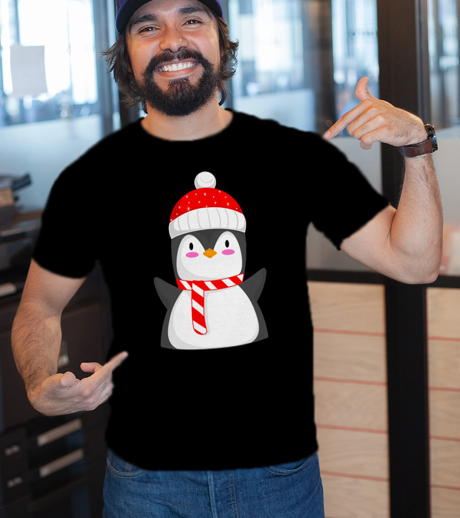 Pinguine Christmas Winter Penguin With Red Snowy Hat And Striped Scarf T-Shirt