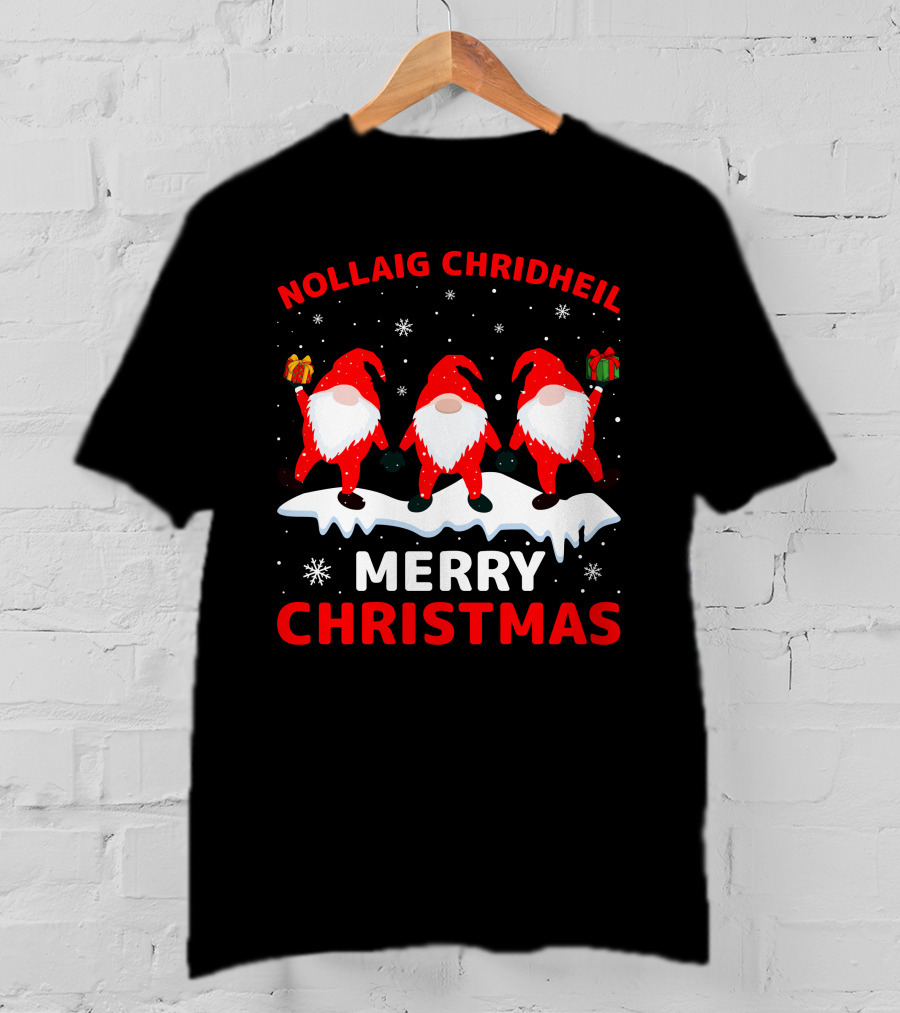 Nollaig Chridheil Merry Christmas Snowy Gnomes With Gifts T-Shirt