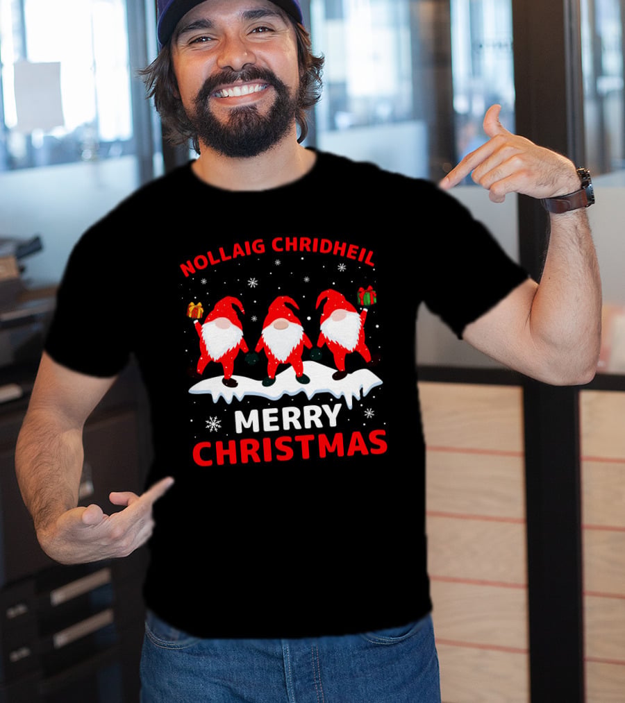 Nollaig Chridheil Merry Christmas Snowy Gnomes With Gifts T-Shirt