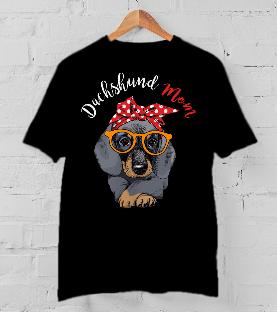 Dachshund Mom Red Polka Dot Turban And Glasses T-Shirt