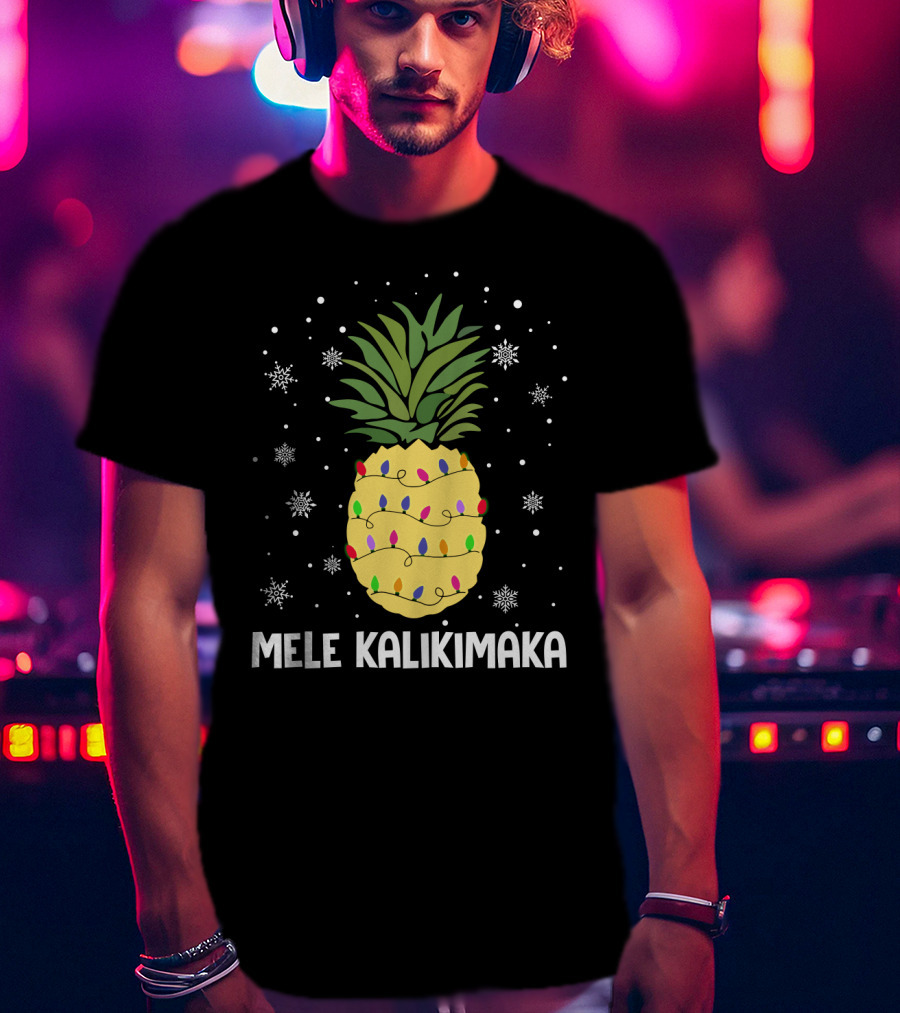 Mele Kalikimaka Pineapple Christmas Lights And Snowflakes T-Shirt