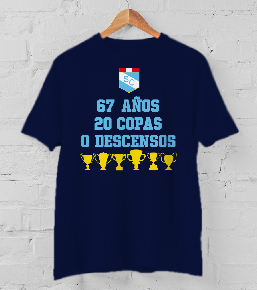 67 Años 20 Copas 0 Descensos SC Shield With Trophy Icons T-Shirt