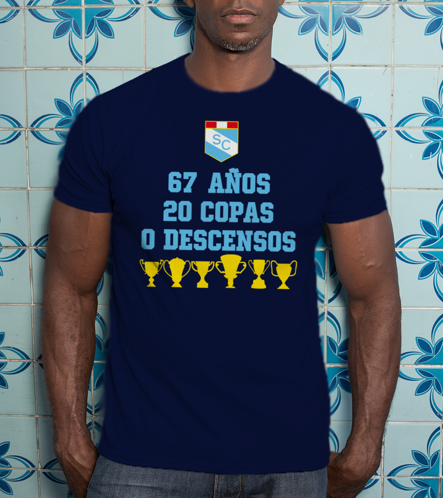 67 Años 20 Copas 0 Descensos SC Shield With Trophy Icons T-Shirt