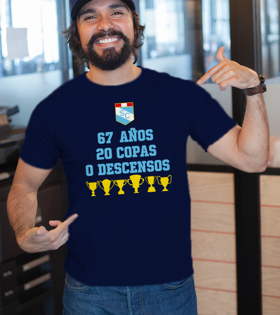 67 Años 20 Copas 0 Descensos SC Shield With Trophy Icons T-Shirt