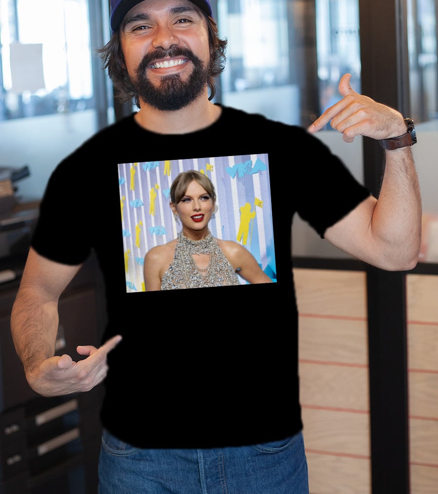 Taylor Swift MTV VMA Red Carpet Look With Silver Sequin Dress T-Shirt