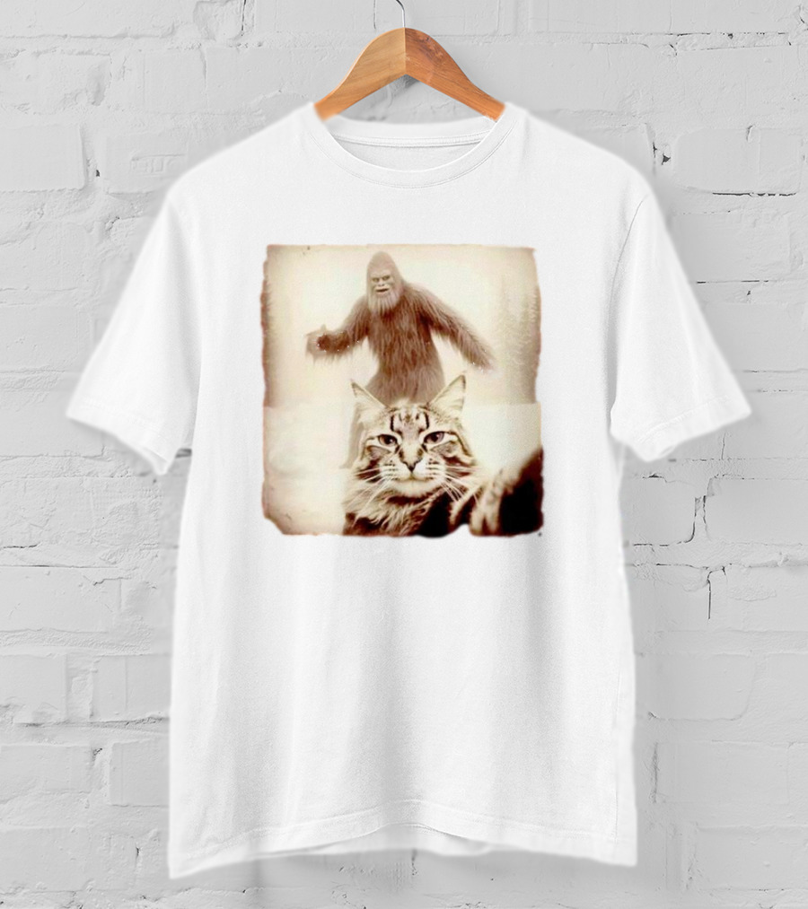 Bigfoot Photobombing Cat Selfie T-Shirt