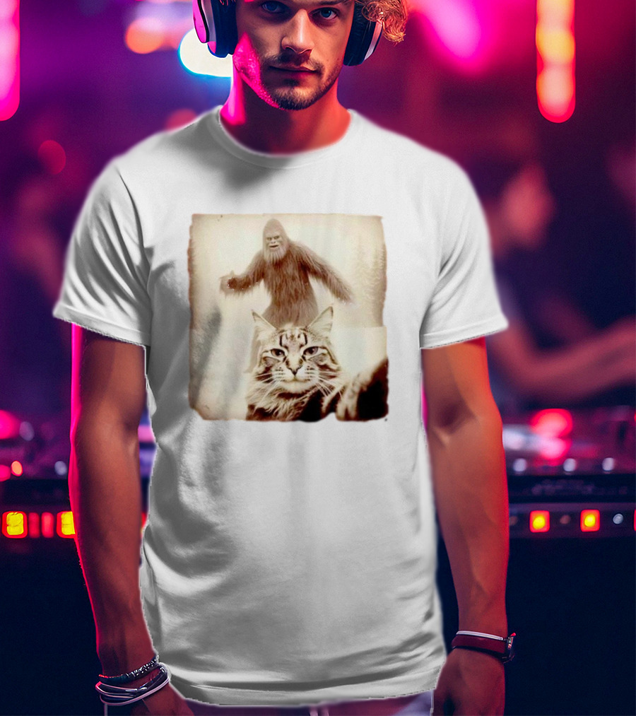 Bigfoot Photobombing Cat Selfie T-Shirt