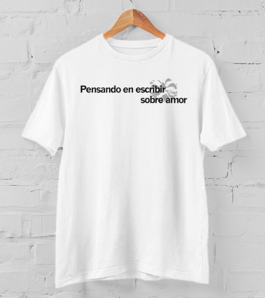 Pensando En Escribir Sobre Amor Con Sutil Flor Decorativa T-Shirt