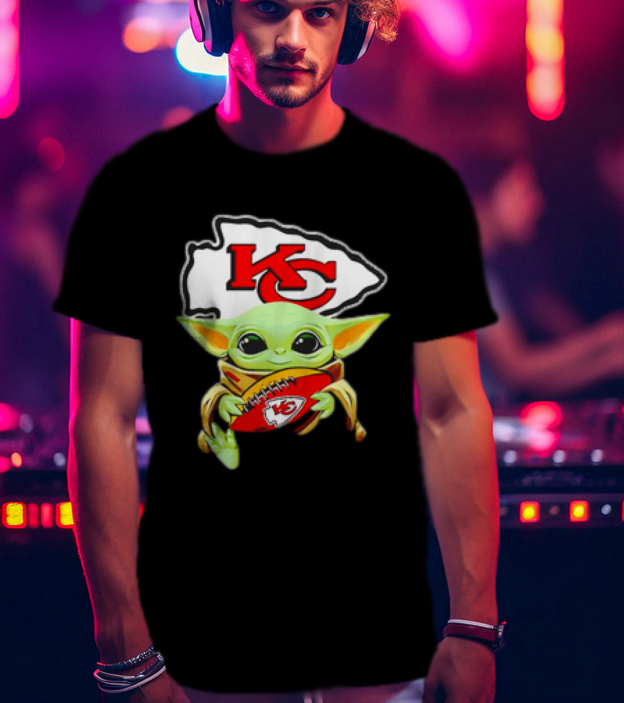 Baby Yoda Star Wars KC Chiefs Hug Football Team T-Shirt