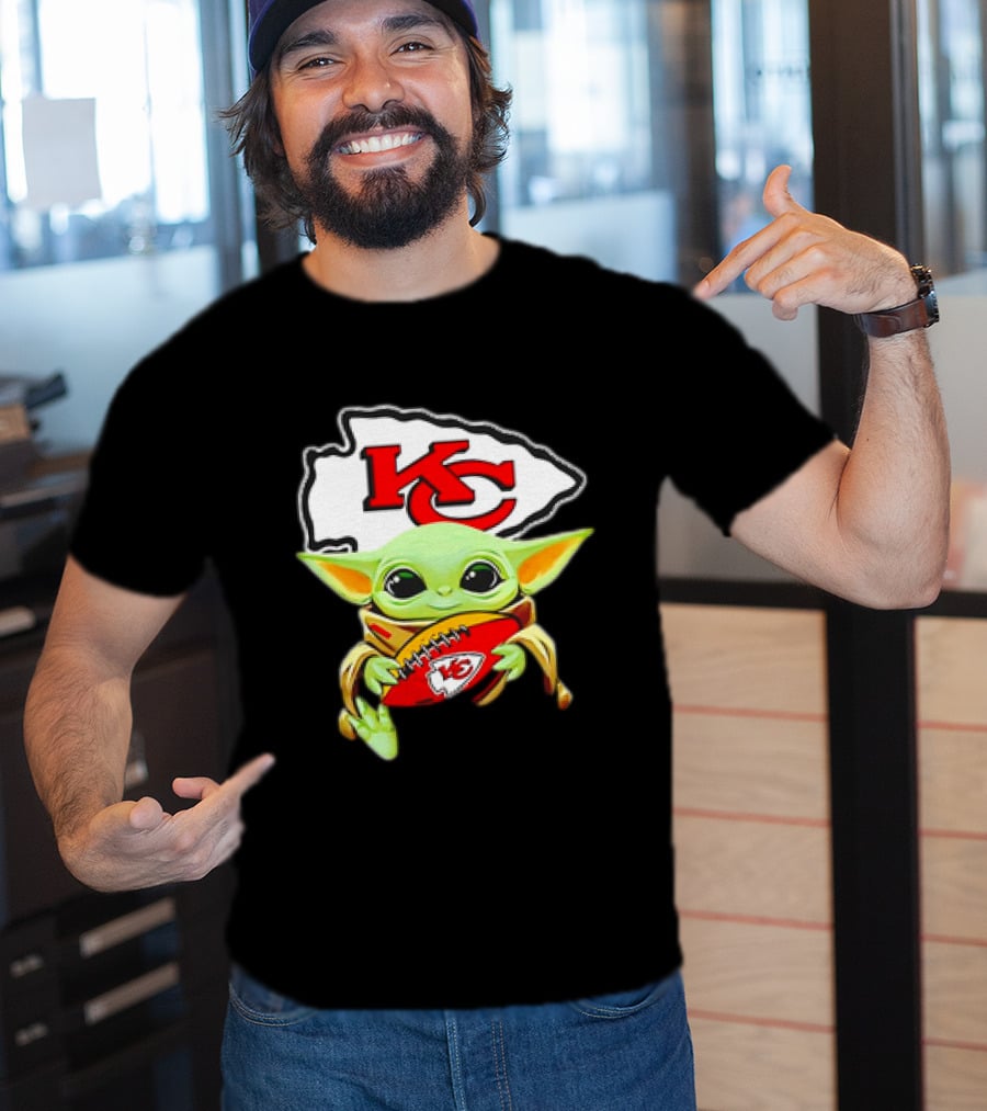 Baby Yoda Star Wars KC Chiefs Hug Football Team T-Shirt