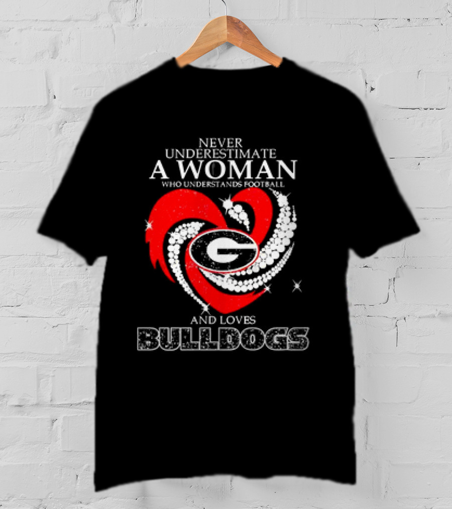 Never Underestimate A Woman Who Understands Football And Loves Bulldogs Georgia Fan T-Shirt