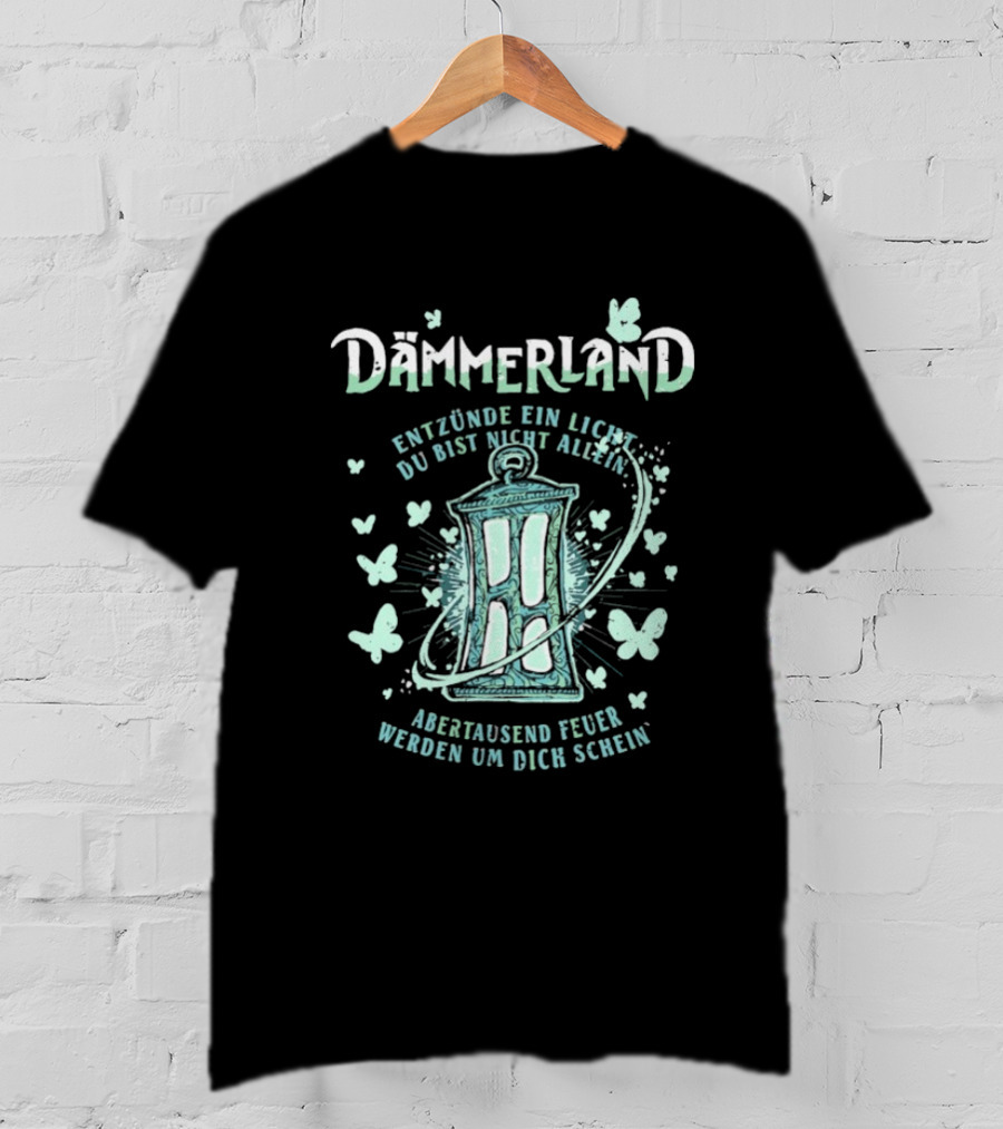 Dämmerland Entzünde Ein Licht Du Bist Nicht Allein Abertausend Feuer Werden Um Dich Scheinen Laterne Und Schmetterlinge T-Shirt
