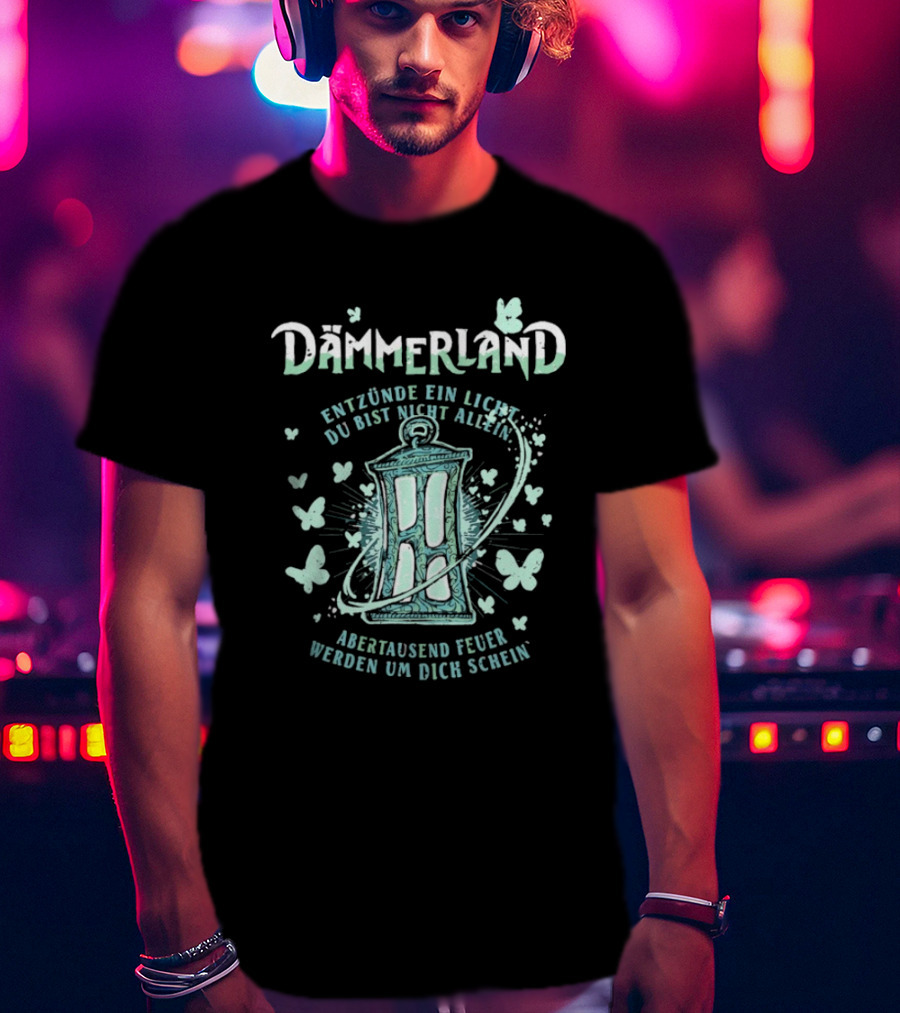 Dämmerland Entzünde Ein Licht Du Bist Nicht Allein Abertausend Feuer Werden Um Dich Scheinen Laterne Und Schmetterlinge T-Shirt