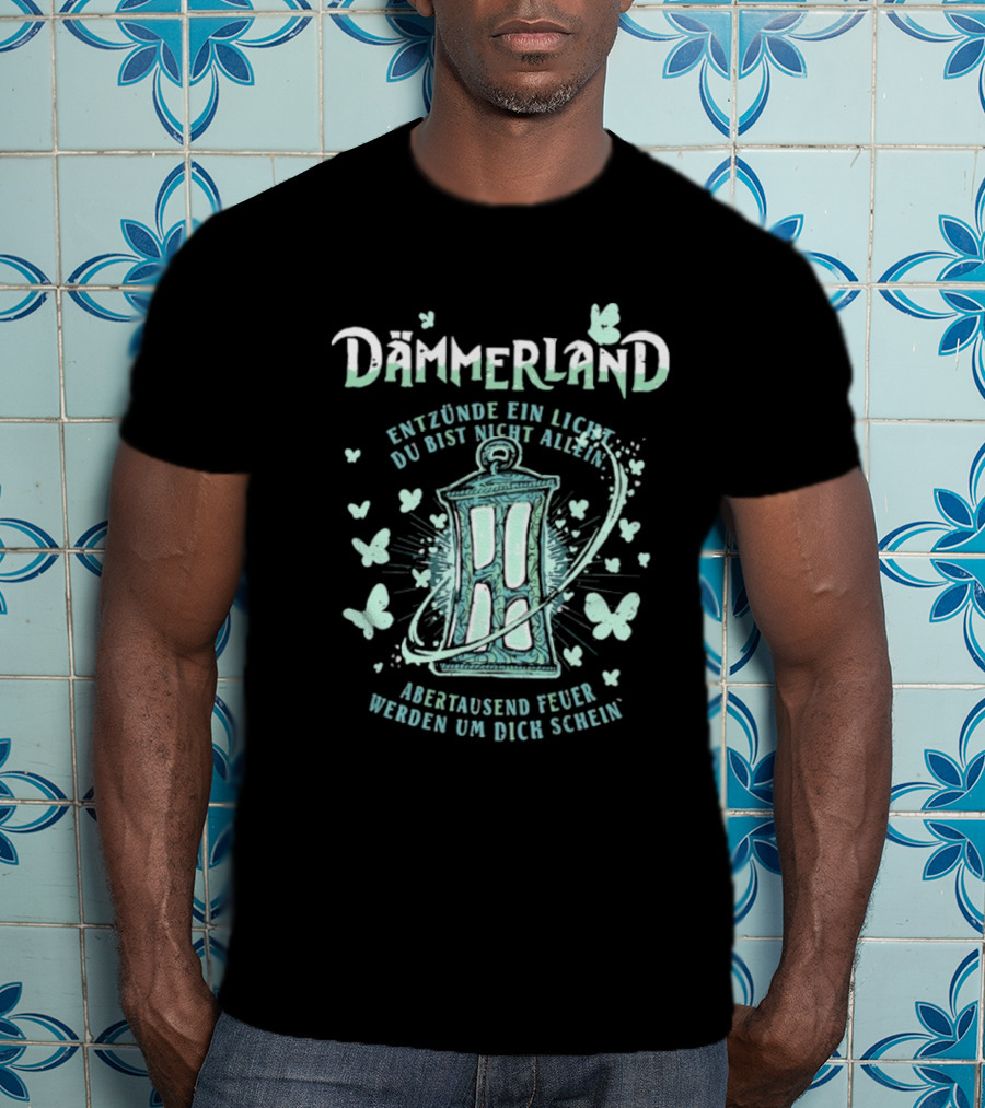 Dämmerland Entzünde Ein Licht Du Bist Nicht Allein Abertausend Feuer Werden Um Dich Scheinen Laterne Und Schmetterlinge T-Shirt