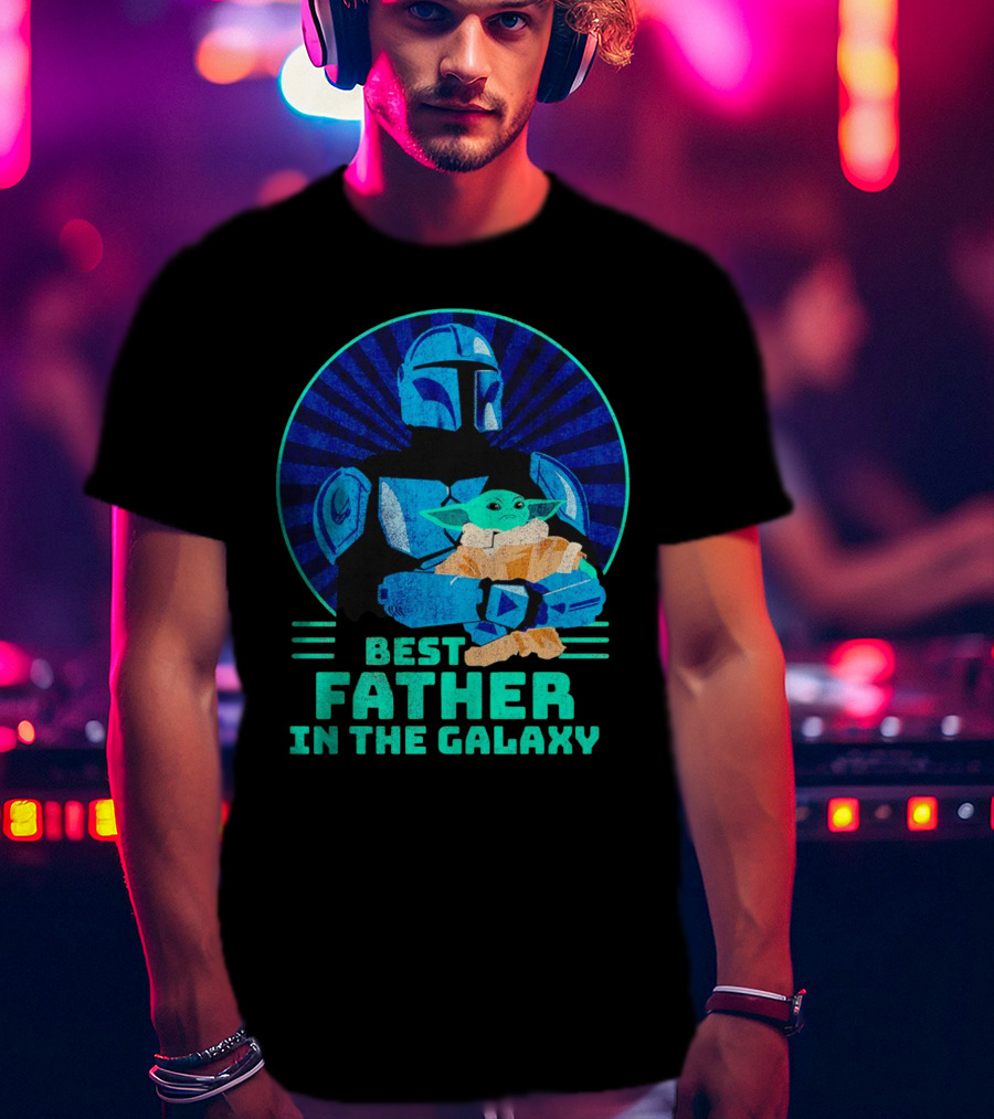 Best Father In The Galaxy Mandalorian Hug Baby Yoda T-Shirt