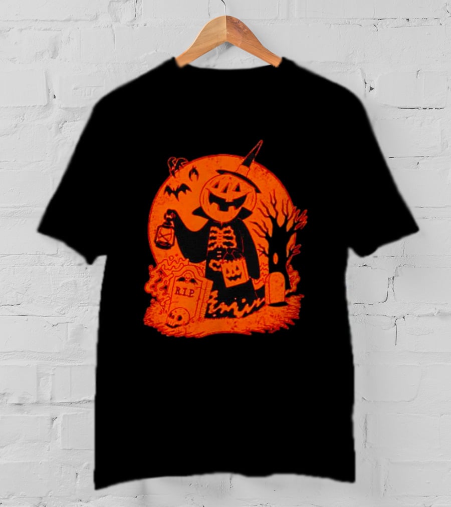 Vintage Spooky Halloween Jack-o'-Lantern Skeleton Moon Graveyard Lantern Bat Scene T-Shirt