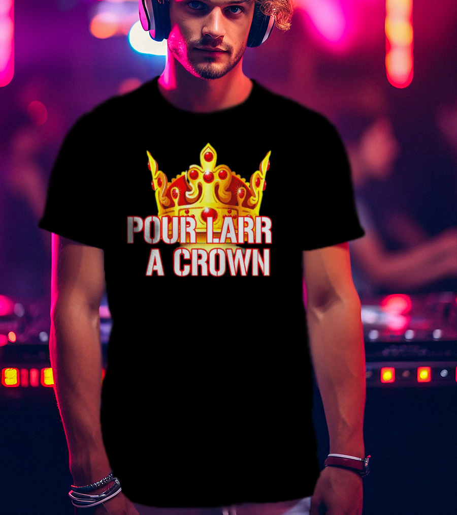 Pour Larr A Crown Atlanta Braves T-Shirt