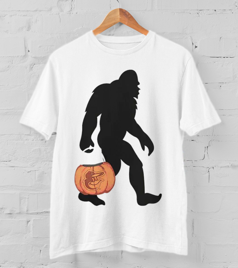 Baltimore Orioles Bigfoot Carrying Pumpkin Halloween T-Shirt