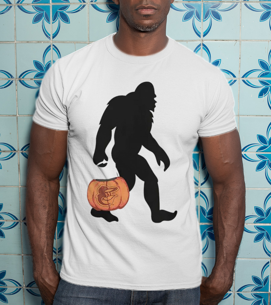 Baltimore Orioles Bigfoot Carrying Pumpkin Halloween T-Shirt
