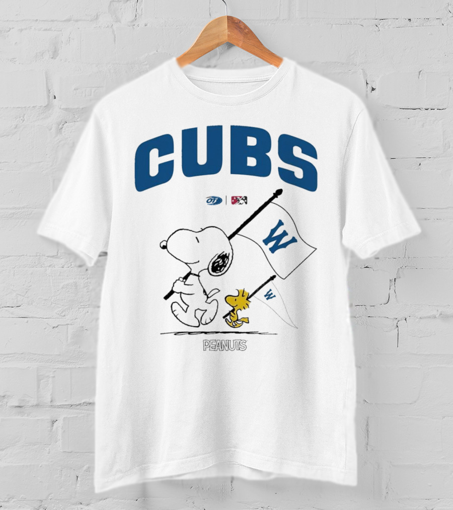 Peanuts Snoopy Woodstock Cubs W Flag T-Shirt