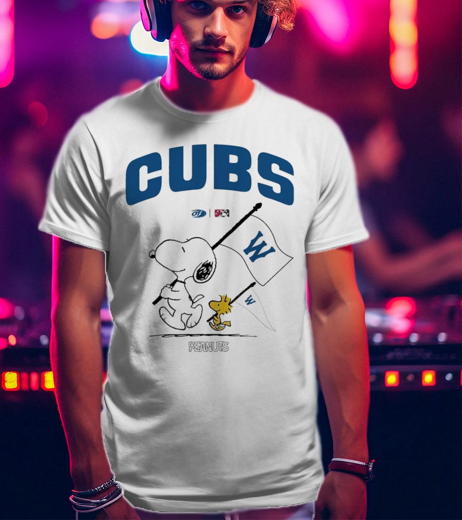 Peanuts Snoopy Woodstock Cubs W Flag T-Shirt