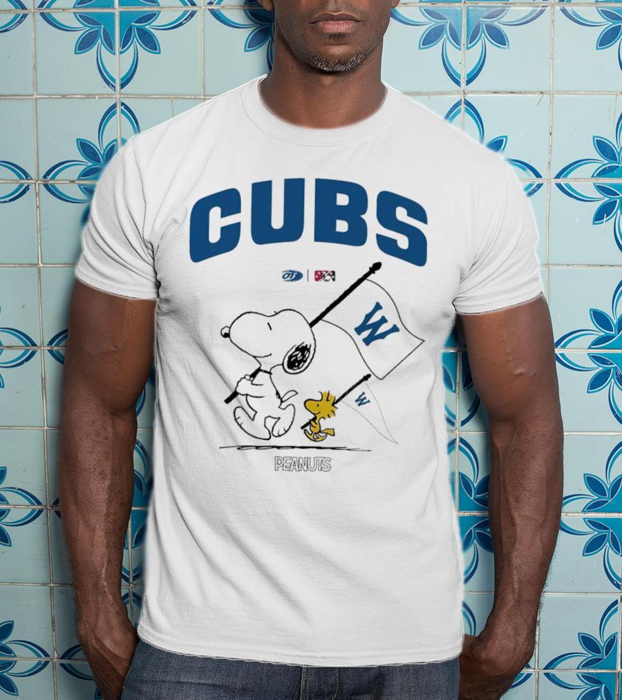 Peanuts Snoopy Woodstock Cubs W Flag T-Shirt