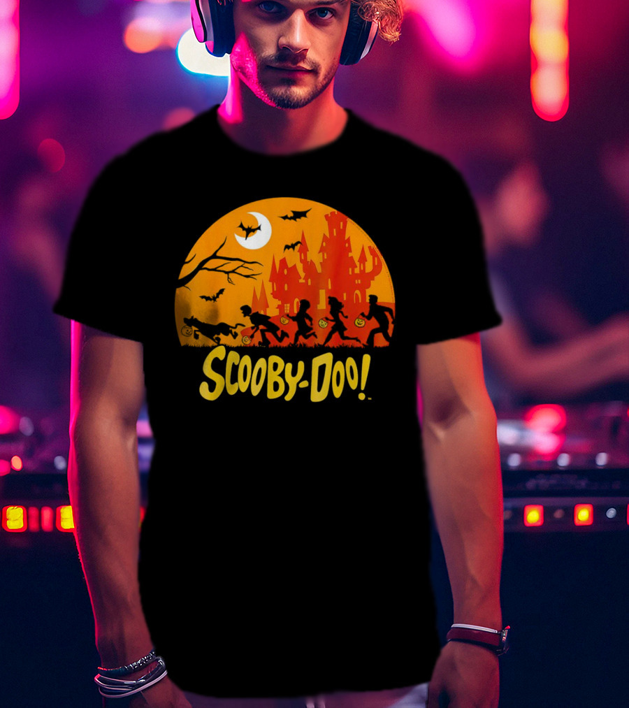 Scooby-Doo Halloween Run With Haunted Castle And Bats T-Shirt