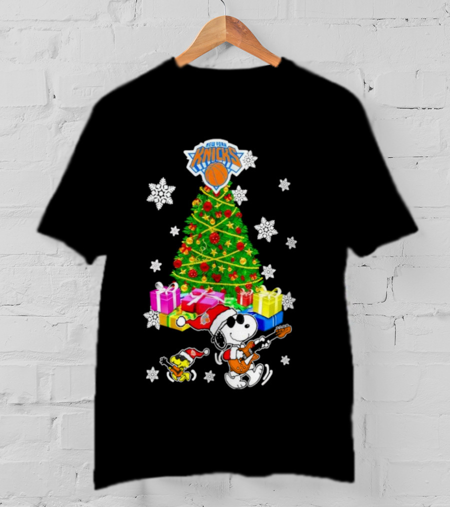 New York Knicks Snoopy Woodstock Christmas Tree Gifts Snowflakes T-Shirt