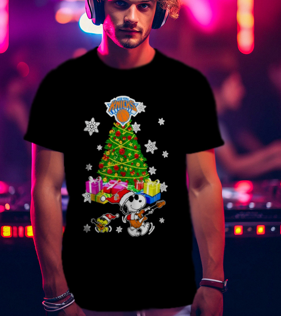 New York Knicks Snoopy Woodstock Christmas Tree Gifts Snowflakes T-Shirt