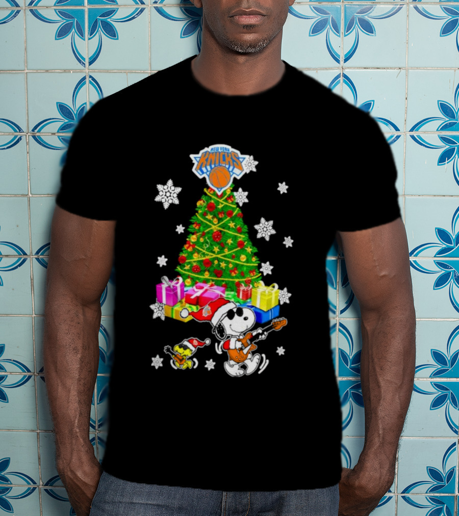 New York Knicks Snoopy Woodstock Christmas Tree Gifts Snowflakes T-Shirt