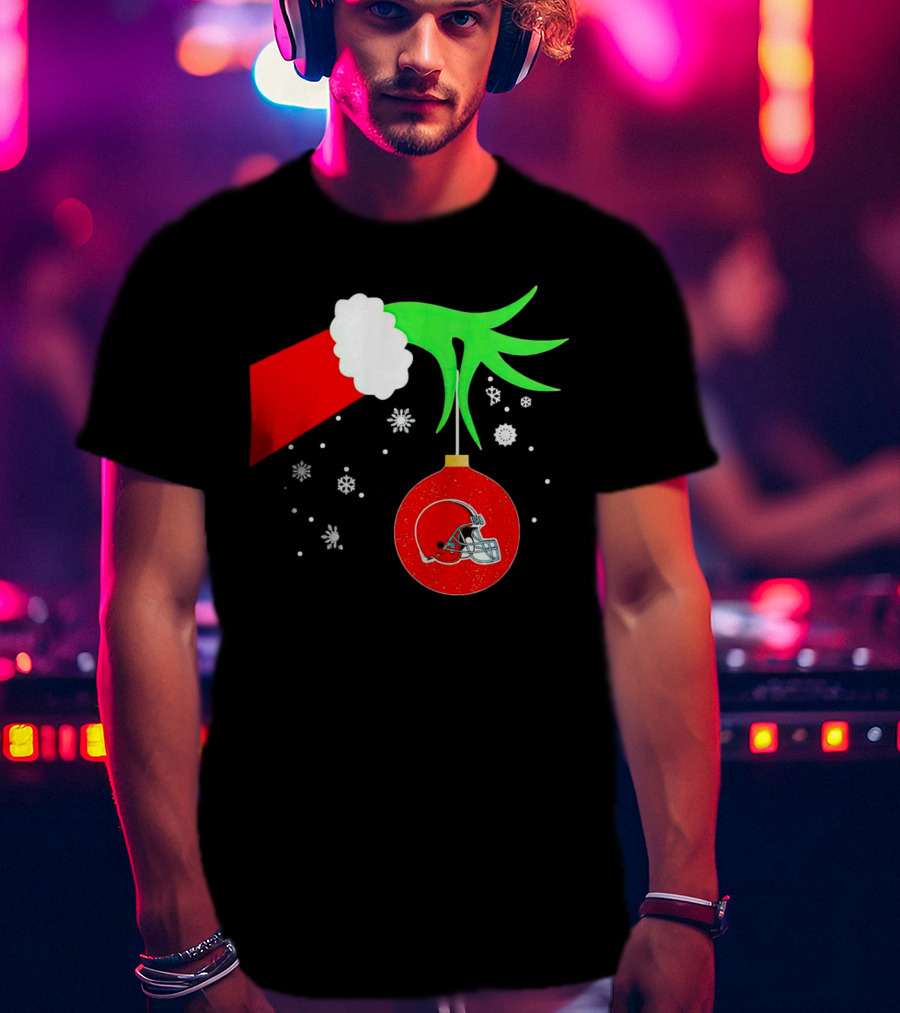The Grinch Holding Cleveland Browns Ornament With Snowflakes T-Shirt