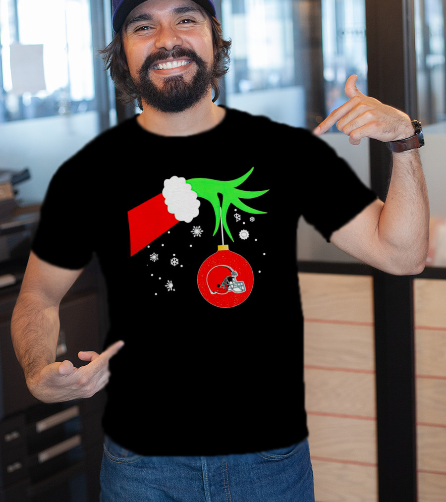 The Grinch Holding Cleveland Browns Ornament With Snowflakes T-Shirt