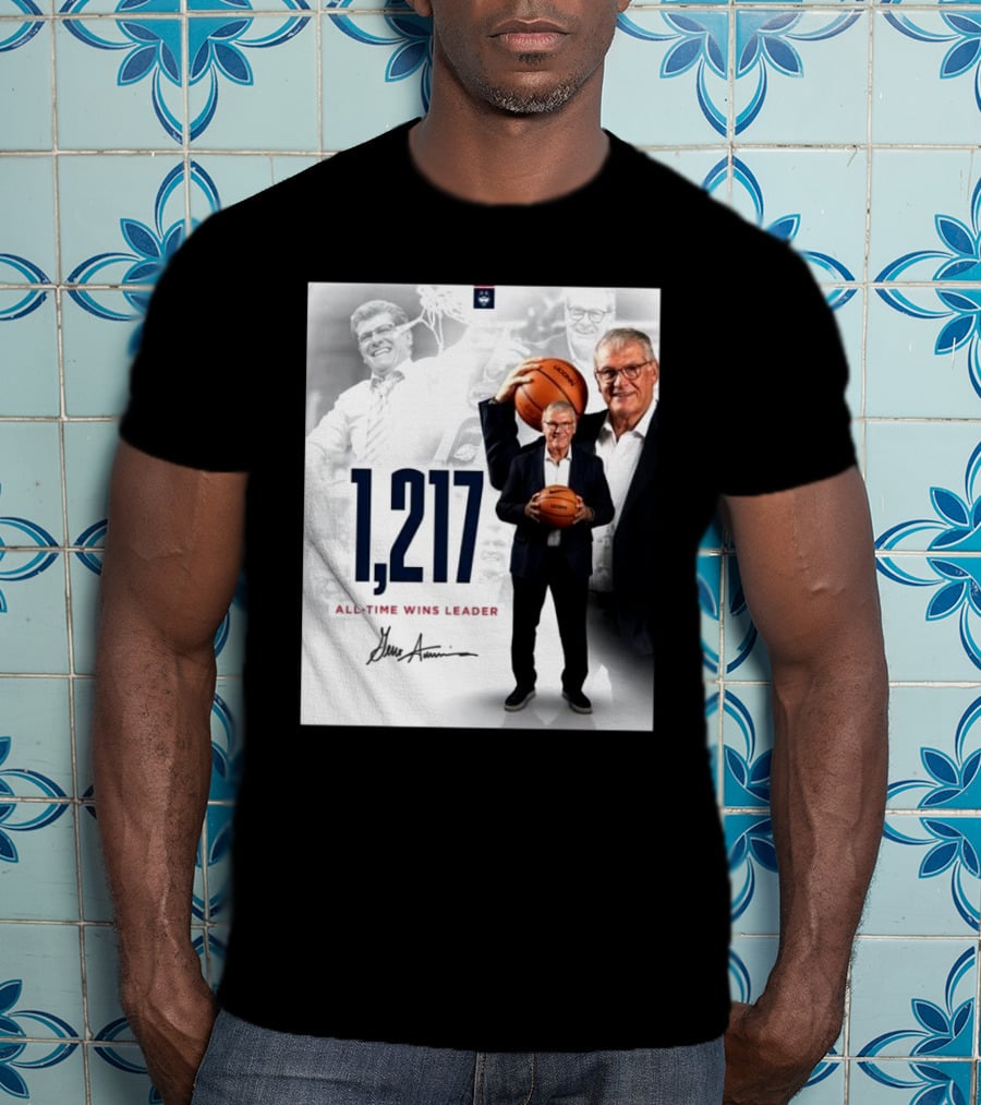 1,217 All-Time Wins Leader Geno Auriemma Signature Image T-Shirt