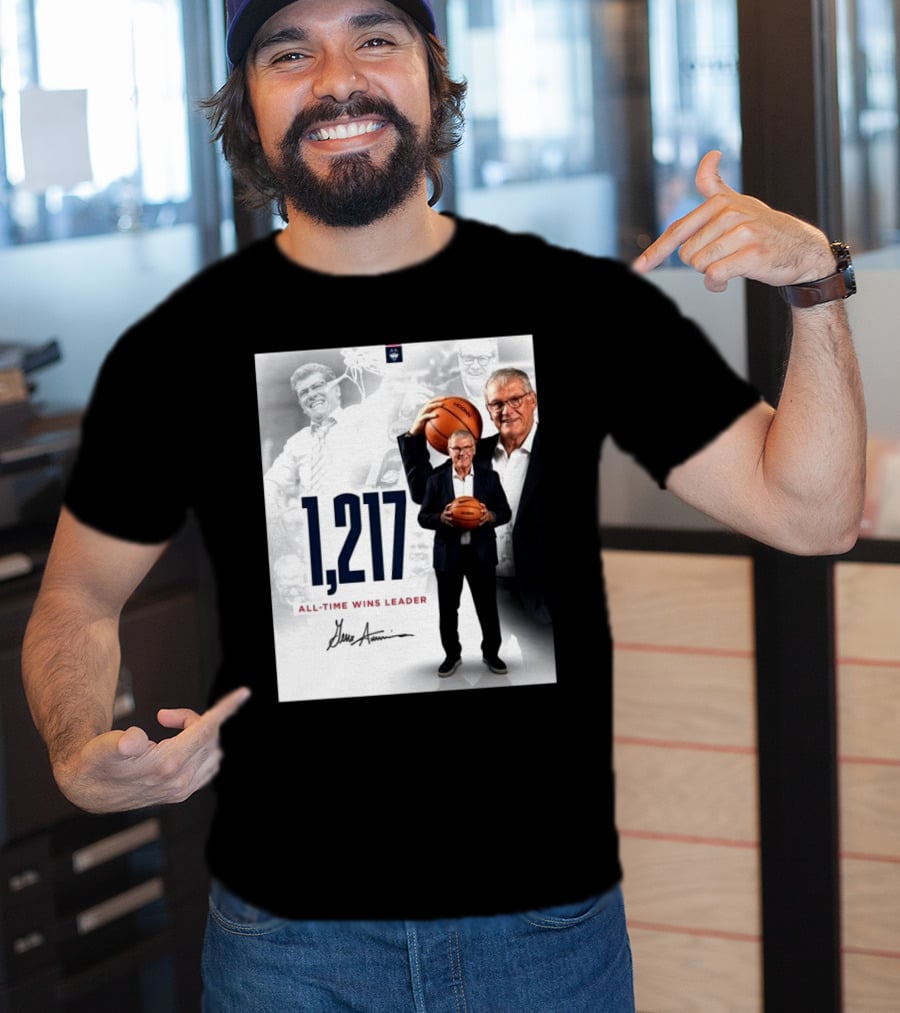 1,217 All-Time Wins Leader Geno Auriemma Signature Image T-Shirt