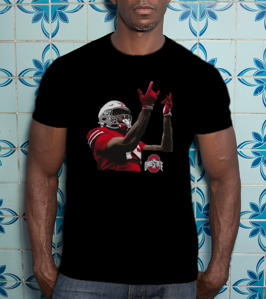 Jelani Thurman Ohio State Football Player In Action With Helmet And Ohio State Buckeyes Logo T-Shirt