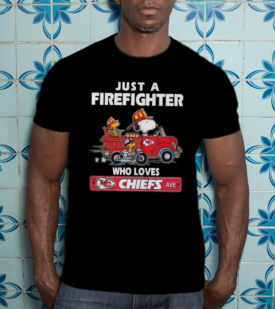 Just A Firefighter Who Loves Chiefs Snoopy Fire Truck KC Chiefs Ave T-Shirt