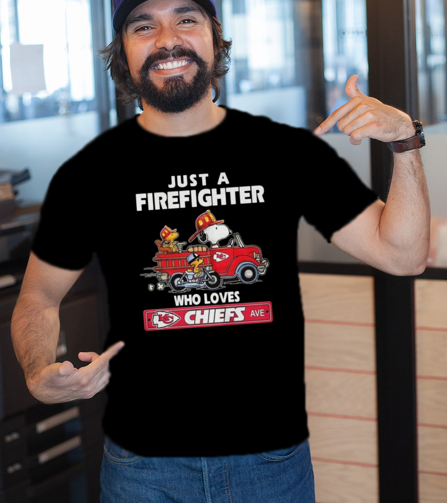 Just A Firefighter Who Loves Chiefs Snoopy Fire Truck KC Chiefs Ave T-Shirt