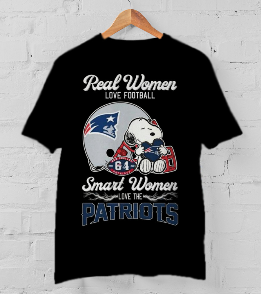 Real Women Love Football Smart Women Love The Patriots Snoopy Patriots Helmet T-Shirt