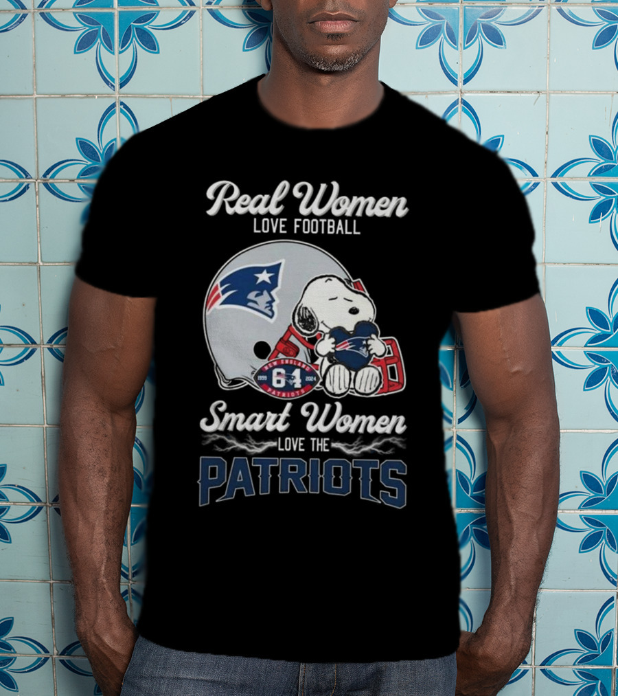 Real Women Love Football Smart Women Love The Patriots Snoopy Patriots Helmet T-Shirt