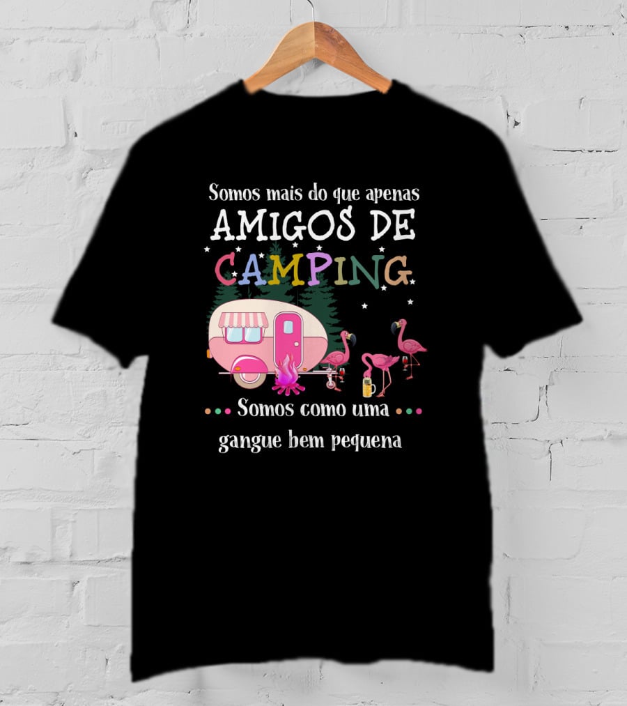 Somos Mais Do Que Apenas Amigos De Camping Somos Como Uma Gangue Bem Pequena Flamingo Caravana Estrelas Fogueira T-Shirt