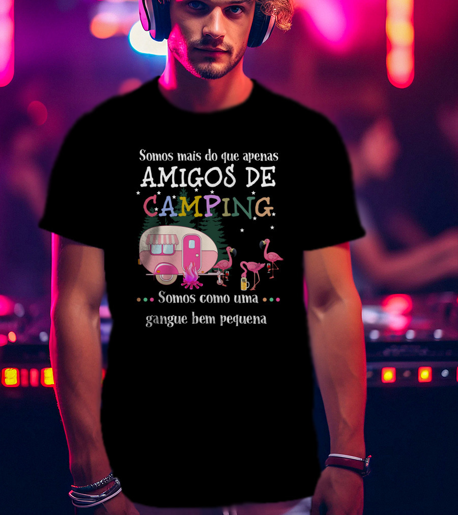 Somos Mais Do Que Apenas Amigos De Camping Somos Como Uma Gangue Bem Pequena Flamingo Caravana Estrelas Fogueira T-Shirt
