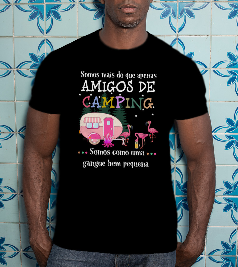 Somos Mais Do Que Apenas Amigos De Camping Somos Como Uma Gangue Bem Pequena Flamingo Caravana Estrelas Fogueira T-Shirt