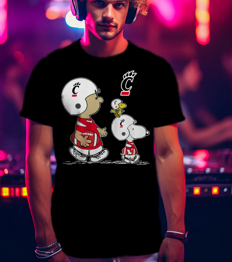 Cincinnati Bearcats Peanuts Characters Football Helmets And Jerseys T-Shirt