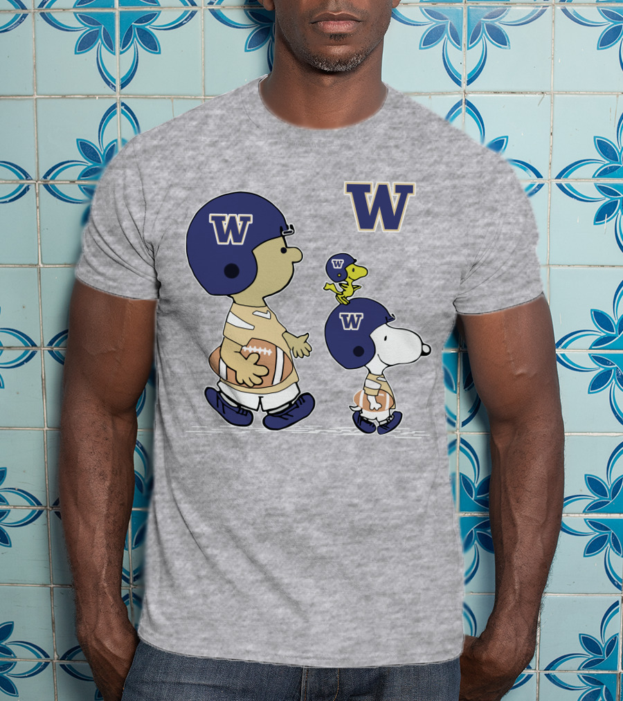 Washington Huskies Peanuts Snoopy Football Team T-Shirt