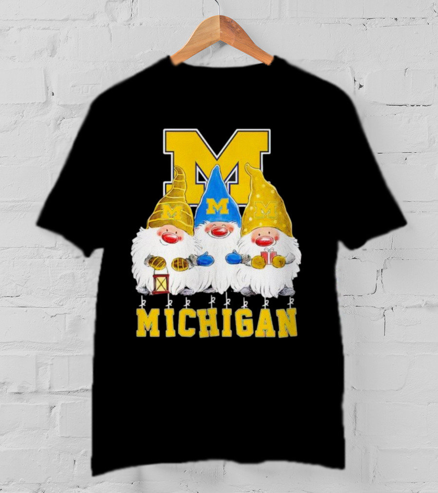 Gnomies Michigan Wolverines Christmas Festive Gnome Trio With Gifts And Lantern T-Shirt